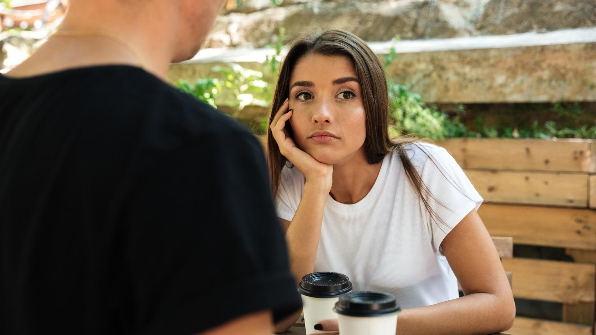 Psicología explica por qué alguien evita la mirada durante una conversación